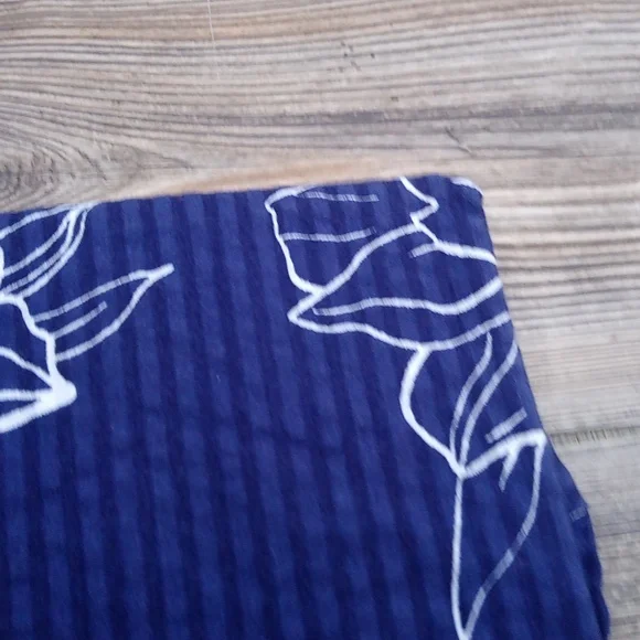 New Gap Seersucker Short Sleeve Striped Hawaiian Blue Button Up Shirt - Picture 8 of 10